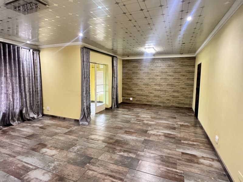 Spacious Modern Family Home with Flats, Modern Comforts and Great Location! - Photo 10