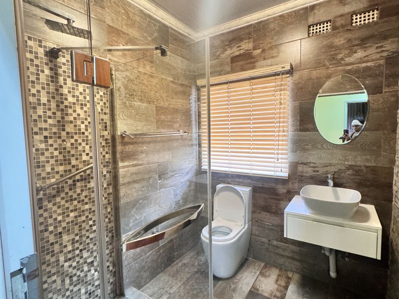 Spacious Modern Family Home with Flats, Modern Comforts and Great Location! - Photo 9