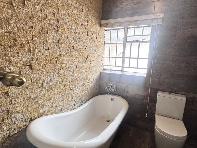 Spacious Modern Family Home with Flats, Modern Comforts and Great Location! - Photo 8