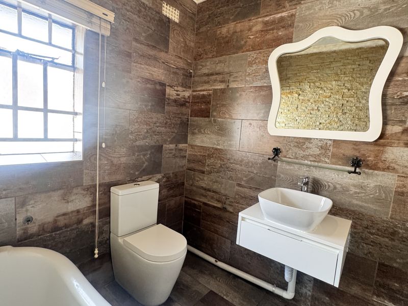 Spacious Modern Family Home with Flats, Modern Comforts and Great Location! - Photo 7