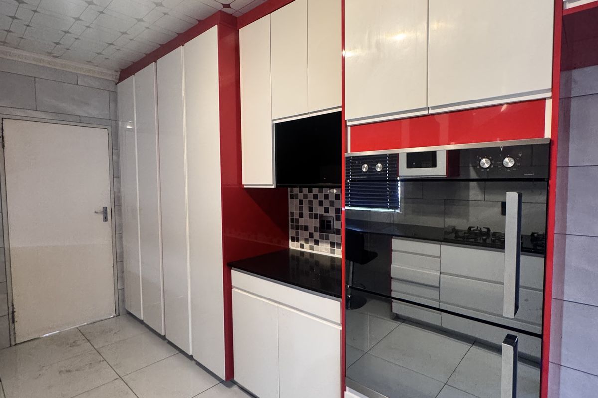 Spacious Modern Family Home with Flats, Modern Comforts and Great Location! - Photo 5