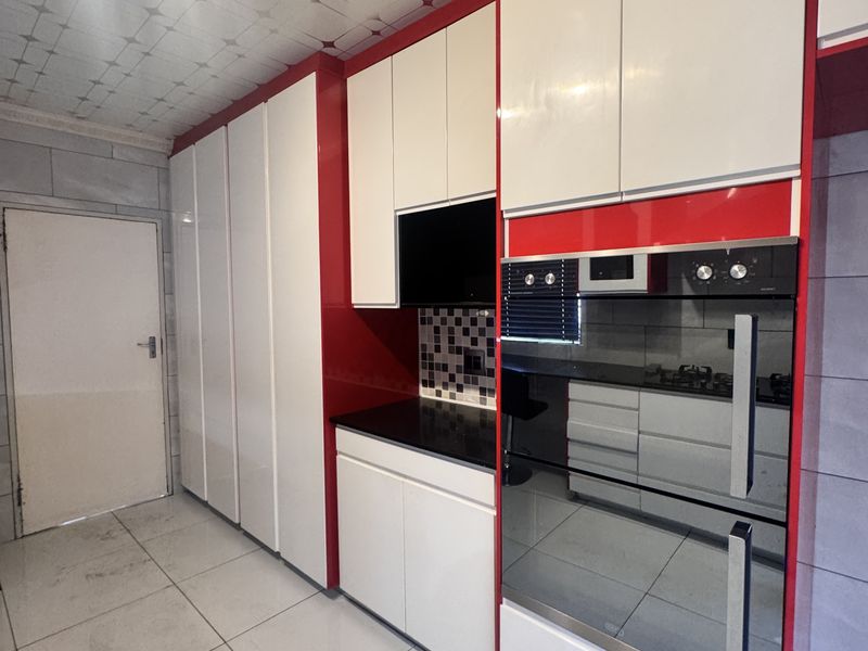 Spacious Modern Family Home with Flats, Modern Comforts and Great Location! - Photo 5