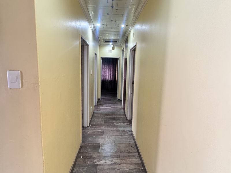 Spacious Modern Family Home with Flats, Modern Comforts and Great Location! - Photo 6