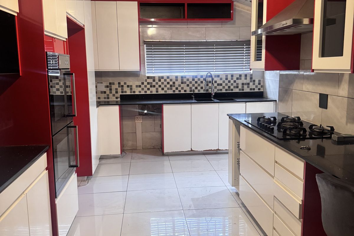 Spacious Modern Family Home with Flats, Modern Comforts and Great Location! - Photo 2