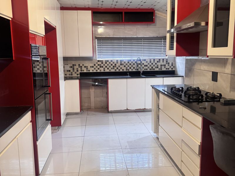 Spacious Modern Family Home with Flats, Modern Comforts and Great Location! - Photo 2