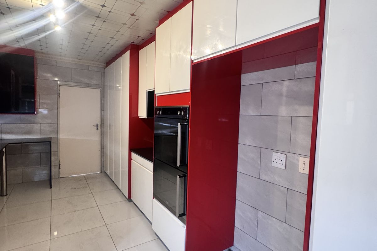 Spacious Modern Family Home with Flats, Modern Comforts and Great Location! - Photo 4