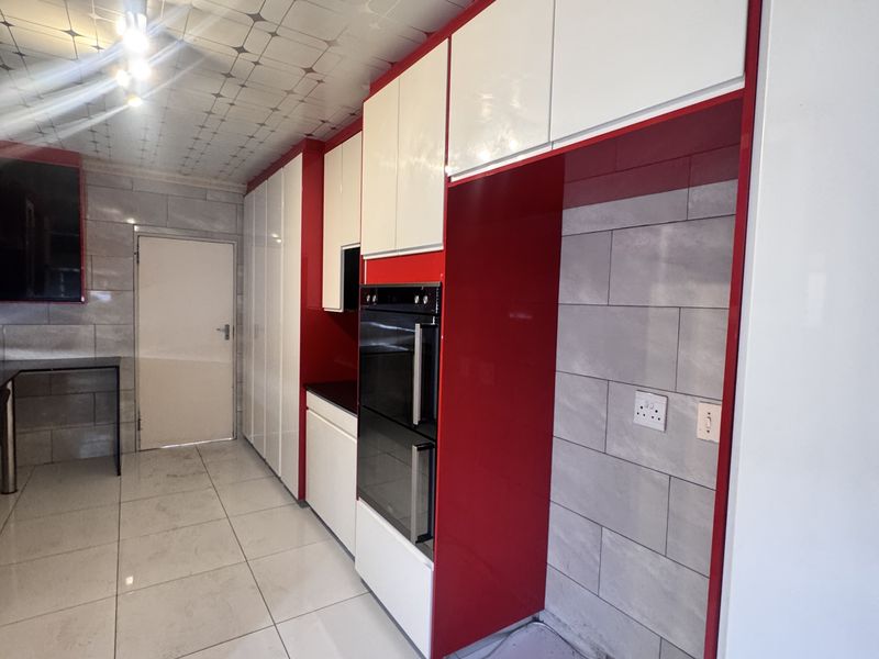 Spacious Modern Family Home with Flats, Modern Comforts and Great Location! - Photo 4