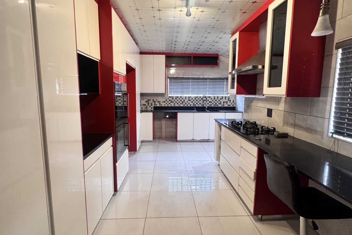 Spacious Modern Family Home with Flats, Modern Comforts and Great Location! - Photo 3