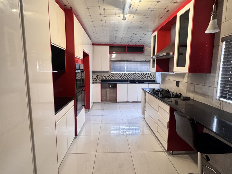 Spacious Modern Family Home with Flats, Modern Comforts and Great Location! - Photo 3