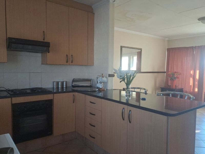 Spacious 2-Bedroom, 2-Bathroom First-Floor Townhouse in Secure Dalpark 1 - Photo 2