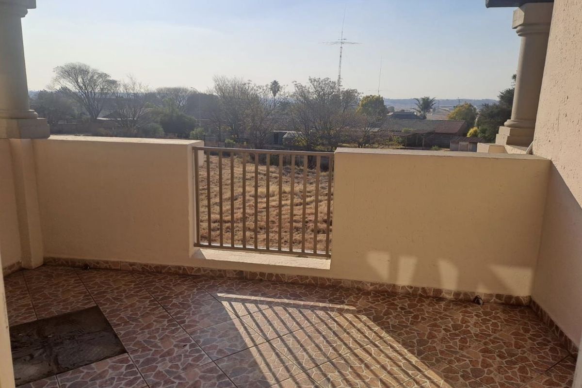 Spacious 2-Bedroom, 2-Bathroom First-Floor Townhouse in Secure Dalpark 1 - Photo 4