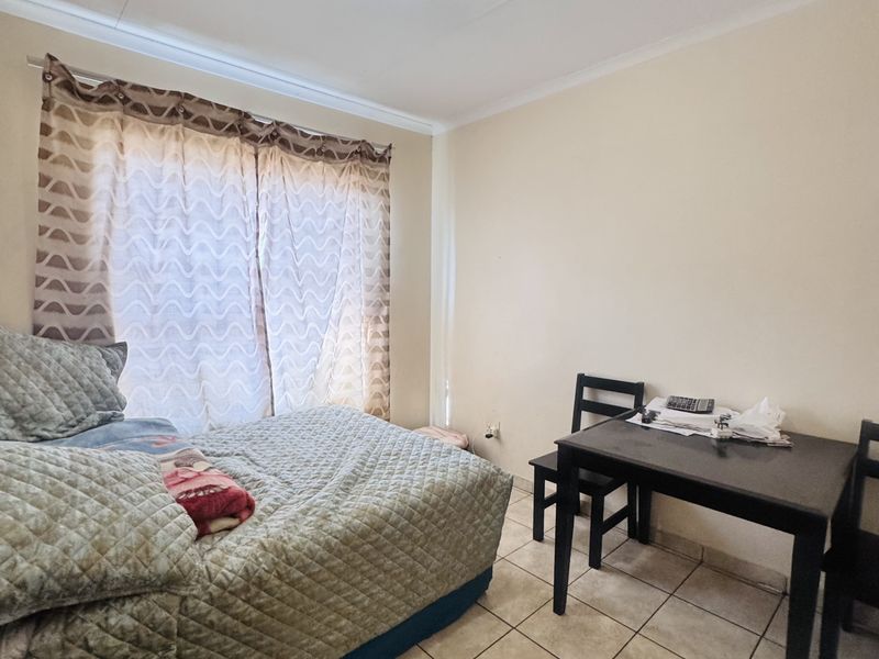 Modern 3 Bedroom Duplex in a Secure Complex in a Prime Location! - Photo 9