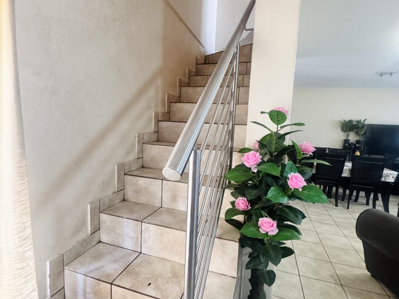 Modern 3 Bedroom Duplex in a Secure Complex in a Prime Location! - Photo 6