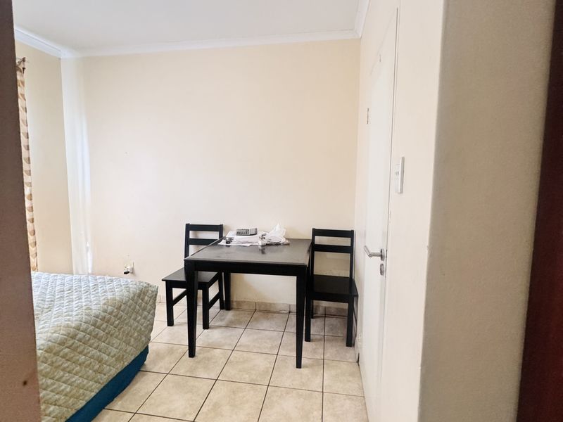 Modern 3 Bedroom Duplex in a Secure Complex in a Prime Location! - Photo 8