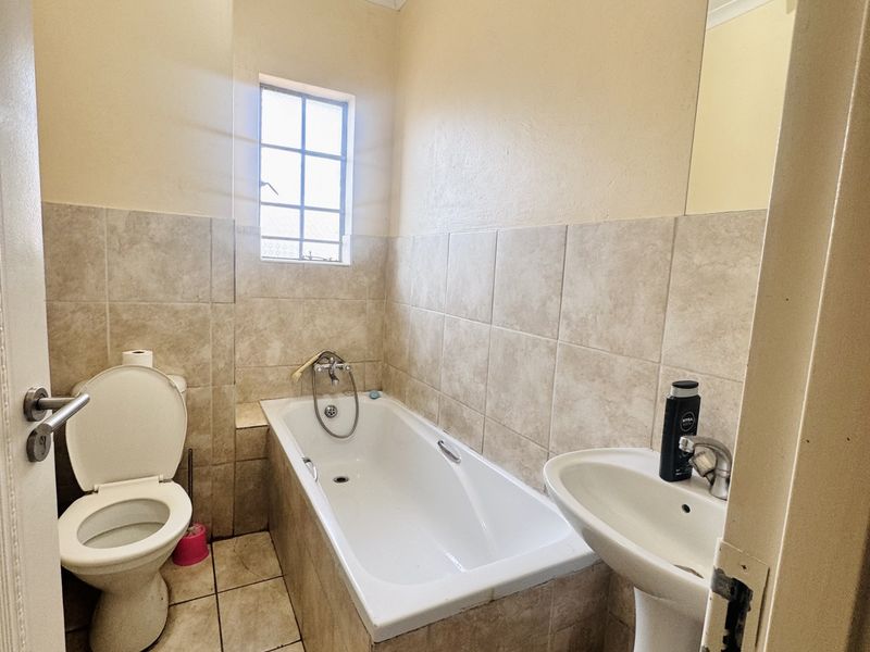 Modern 3 Bedroom Duplex in a Secure Complex in a Prime Location! - Photo 7