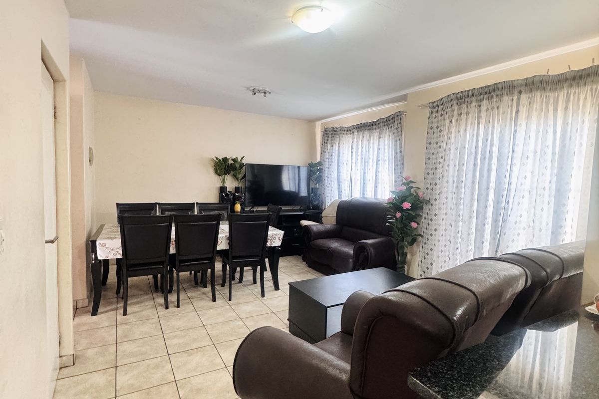 Modern 3 Bedroom Duplex in a Secure Complex in a Prime Location! - Photo 5