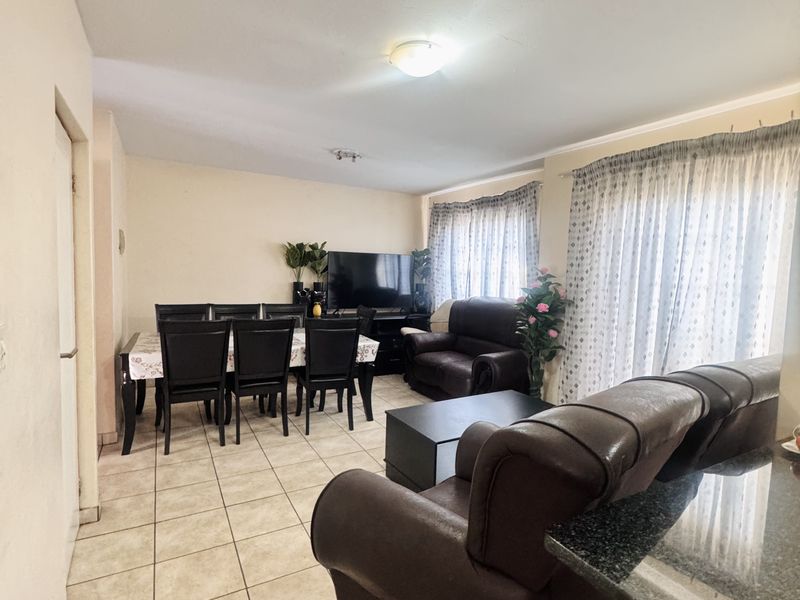 Modern 3 Bedroom Duplex in a Secure Complex in a Prime Location! - Photo 5