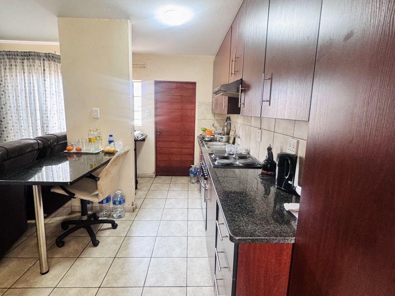 Modern 3 Bedroom Duplex in a Secure Complex in a Prime Location! - Photo 3