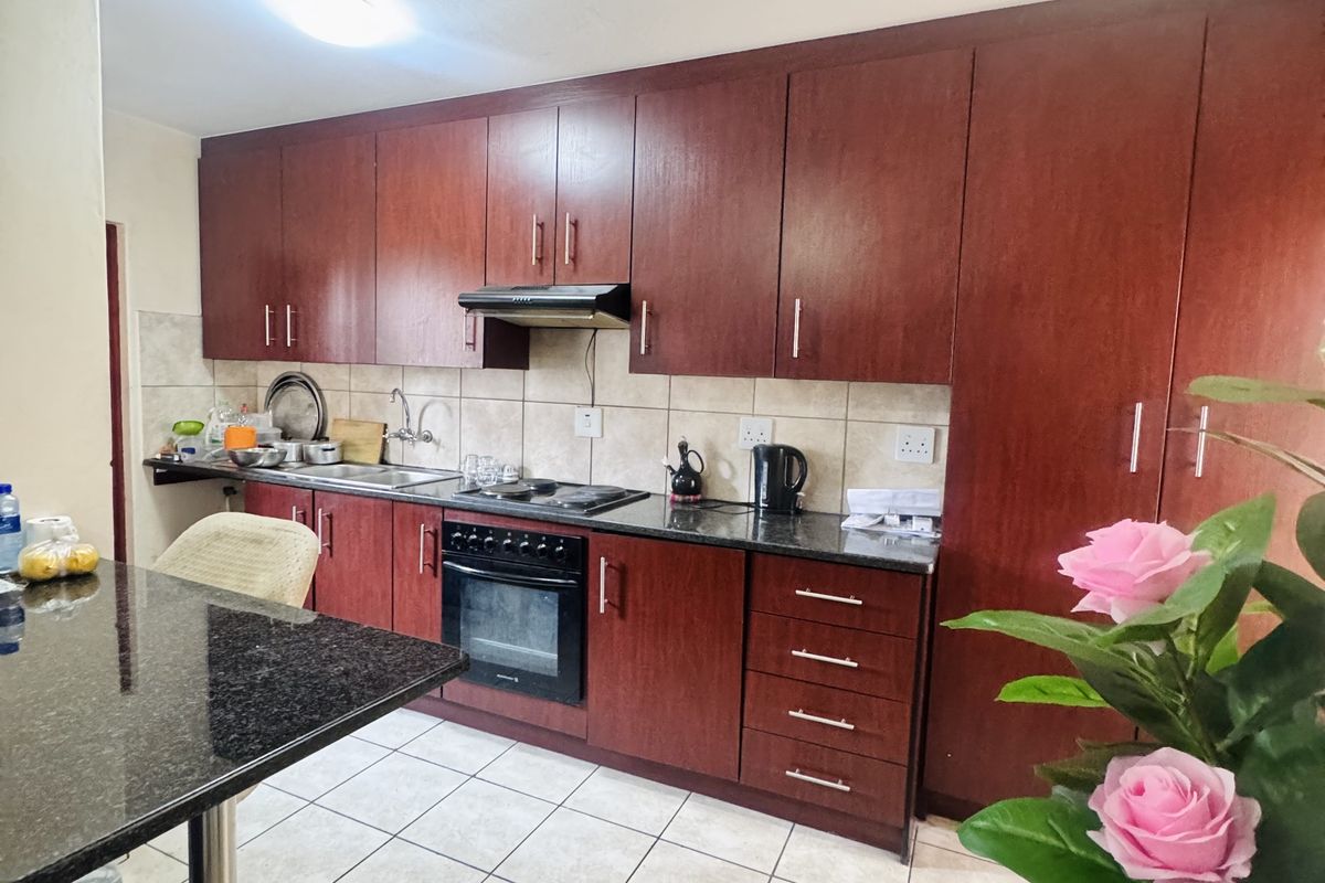 Modern 3 Bedroom Duplex in a Secure Complex in a Prime Location! - Photo 4