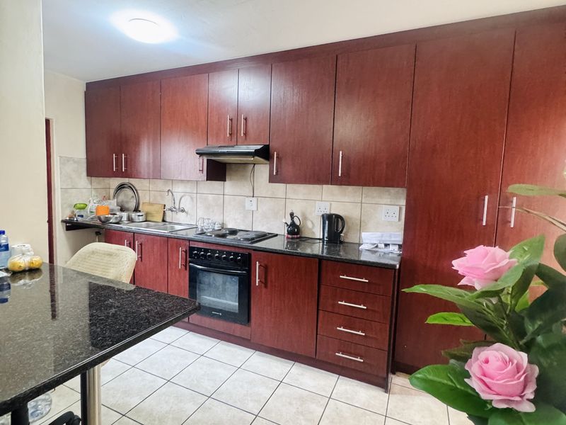 Modern 3 Bedroom Duplex in a Secure Complex in a Prime Location! - Photo 4