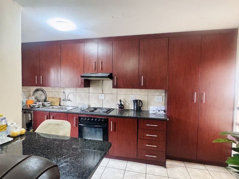 Modern 3 Bedroom Duplex in a Secure Complex in a Prime Location! - Photo 2