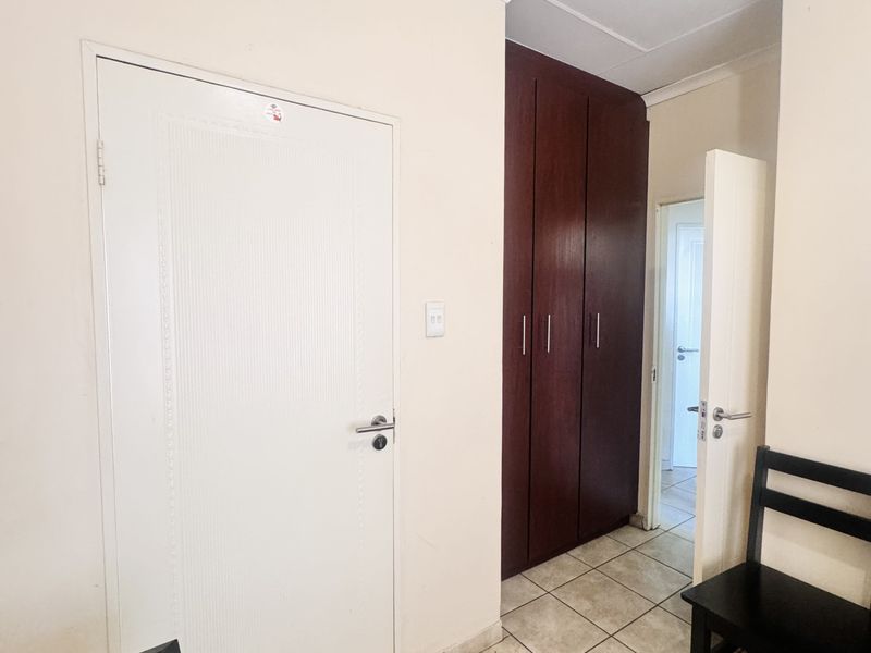 Modern 3 Bedroom Duplex in a Secure Complex in a Prime Location! - Photo 10