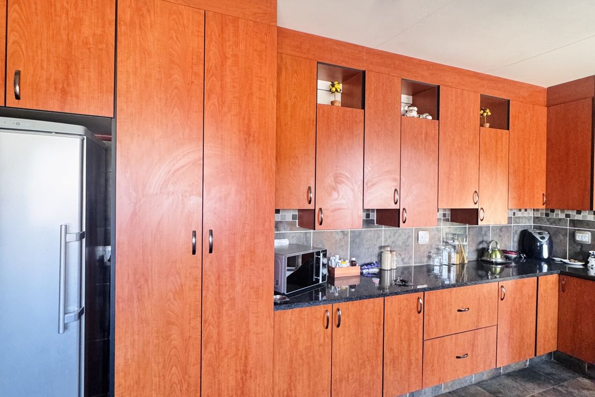 Spacious 4 Bedroom Family Home with Modern Comforts & Big Yard - Photo 3