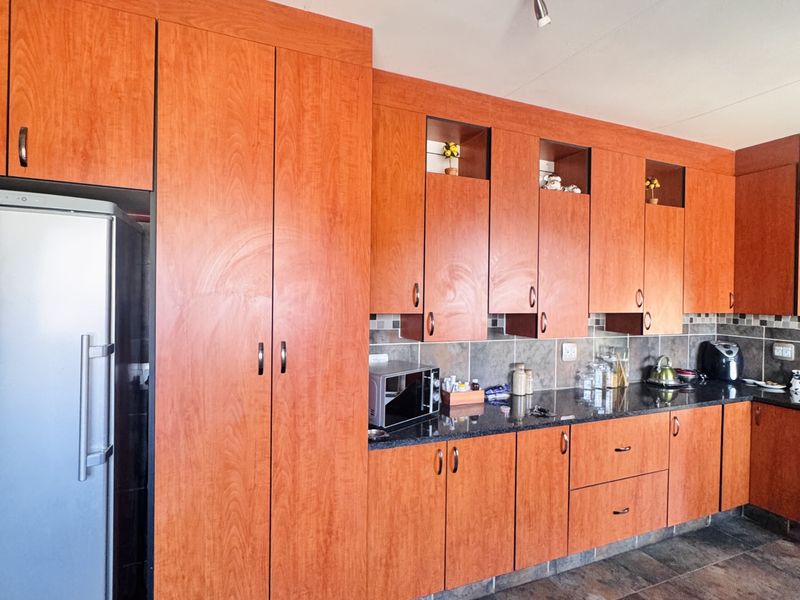 Spacious 4 Bedroom Family Home with Modern Comforts & Big Yard - Photo 3