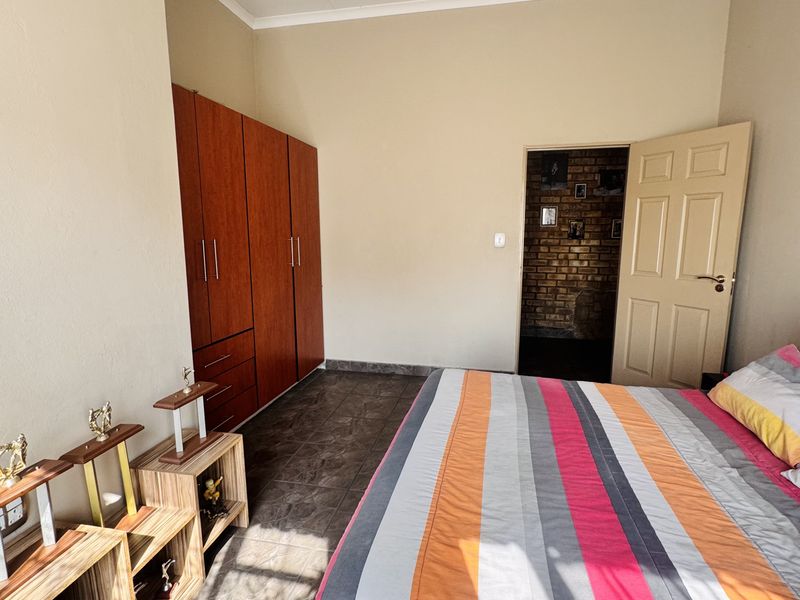 Spacious 4 Bedroom Family Home with Modern Comforts & Big Yard - Photo 10