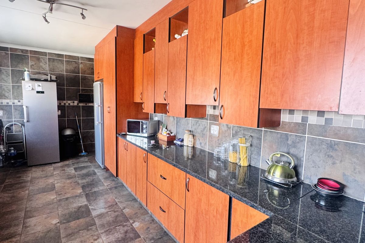 Spacious 4 Bedroom Family Home with Modern Comforts & Big Yard - Photo 2