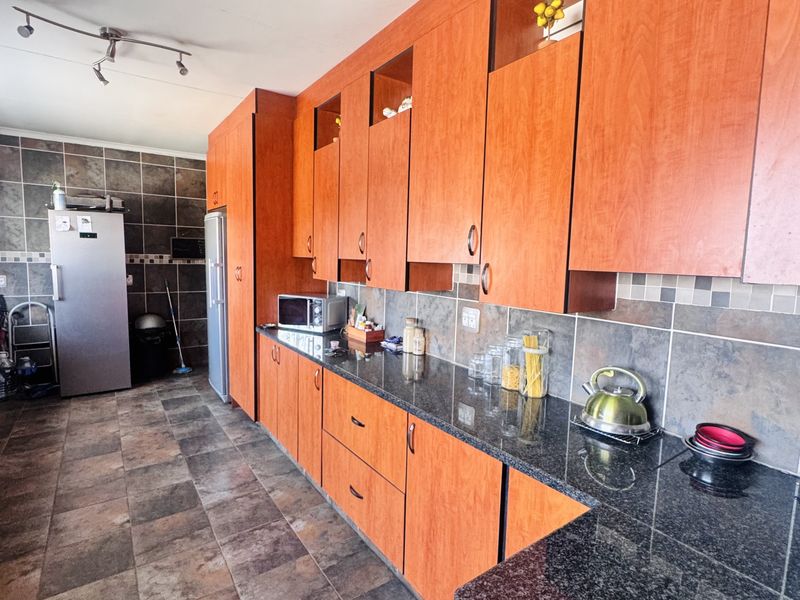 Spacious 4 Bedroom Family Home with Modern Comforts & Big Yard - Photo 2