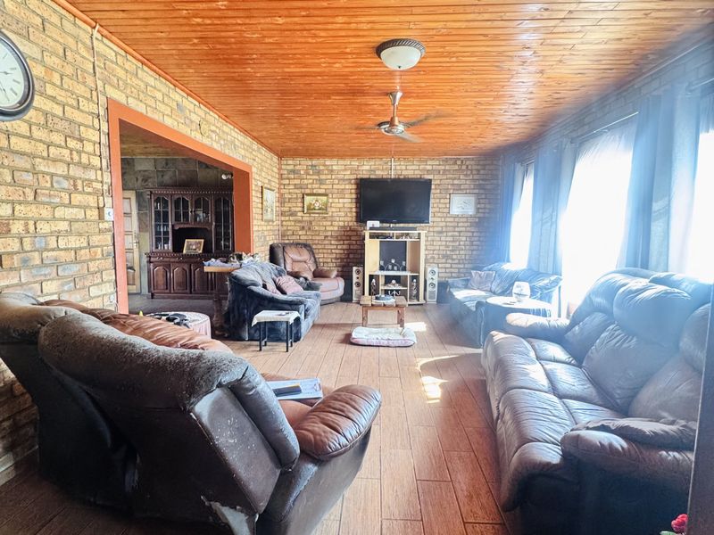 Spacious 4 Bedroom Family Home with Modern Comforts & Big Yard - Photo 8