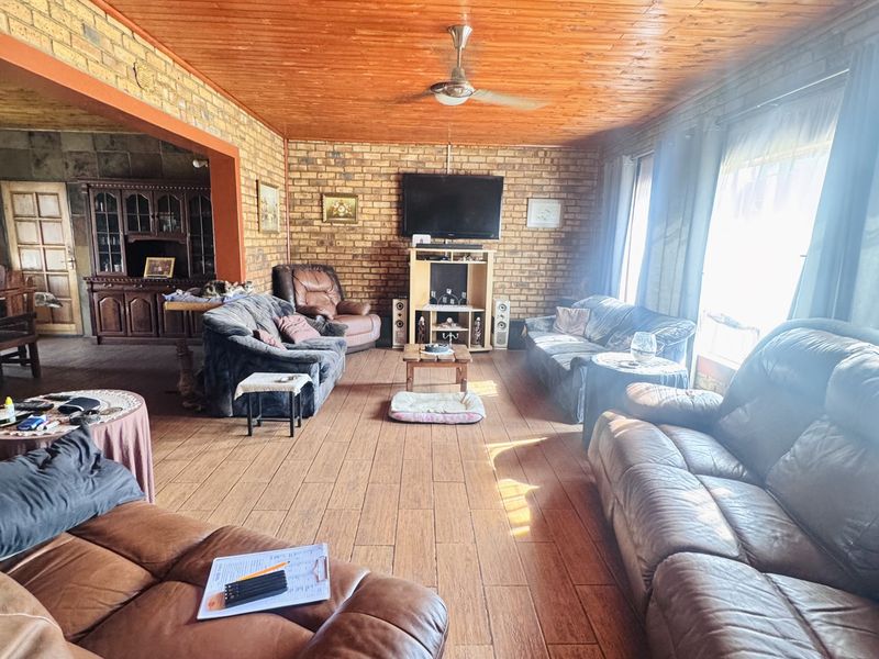 Spacious 4 Bedroom Family Home with Modern Comforts & Big Yard - Photo 9