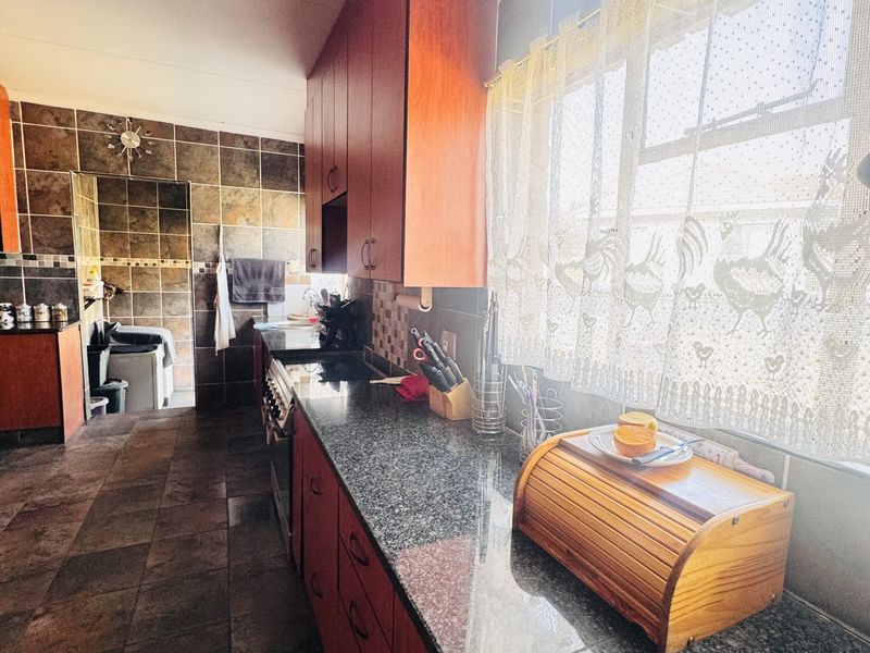 Spacious 4 Bedroom Family Home with Modern Comforts & Big Yard - Photo 7