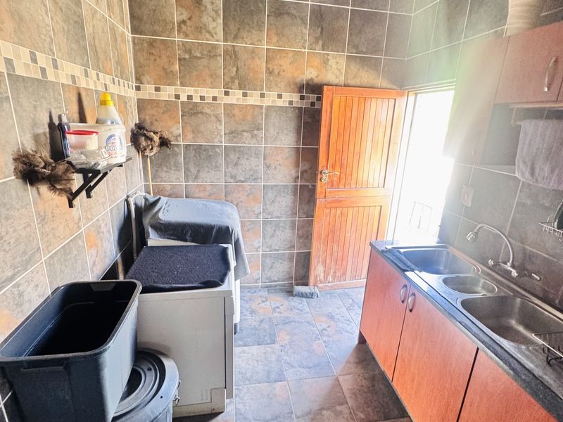 Spacious 4 Bedroom Family Home with Modern Comforts & Big Yard - Photo 6