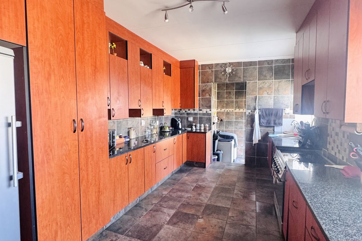 Spacious 4 Bedroom Family Home with Modern Comforts & Big Yard - Photo 4