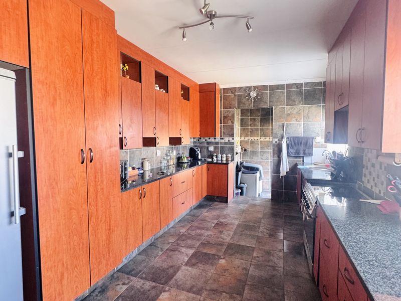 Spacious 4 Bedroom Family Home with Modern Comforts & Big Yard - Photo 4