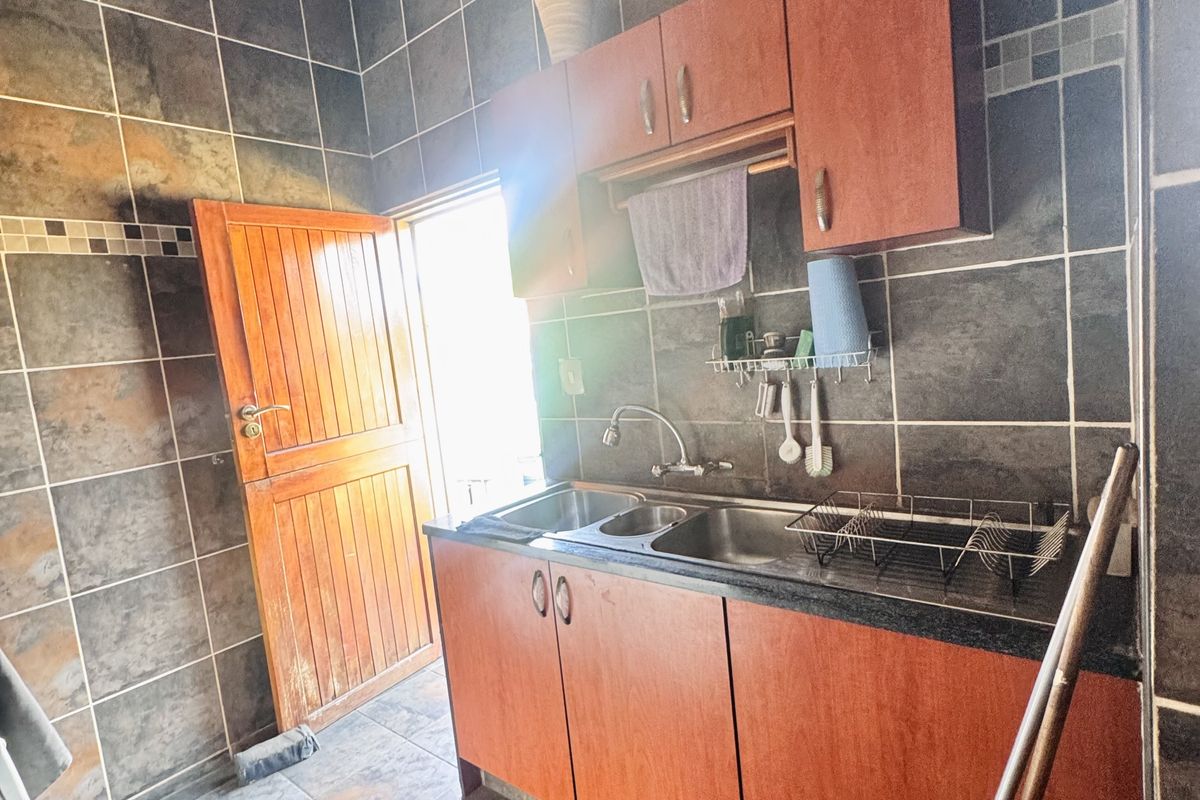 Spacious 4 Bedroom Family Home with Modern Comforts & Big Yard - Photo 5