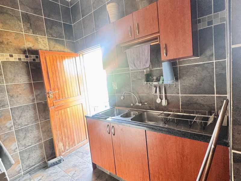 Spacious 4 Bedroom Family Home with Modern Comforts & Big Yard - Photo 5