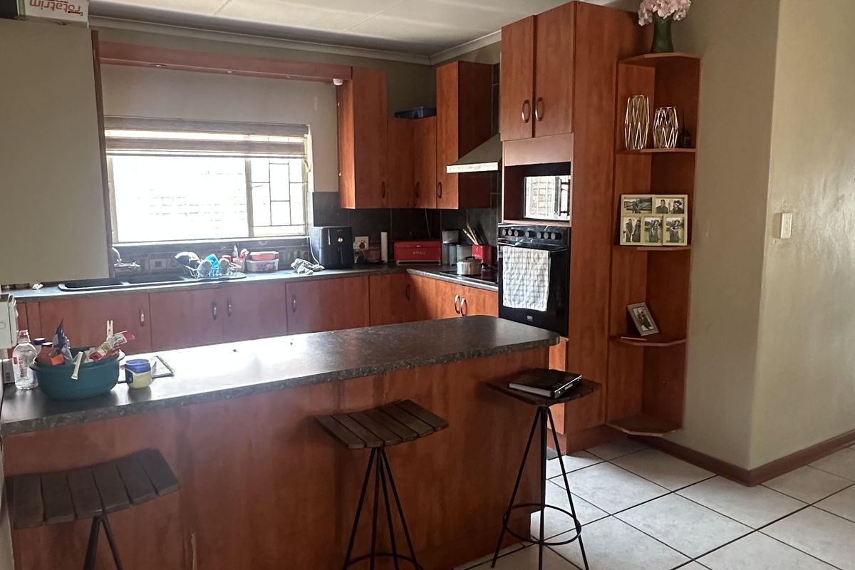 Spacious three (3) bedroom for sale - Photo 5