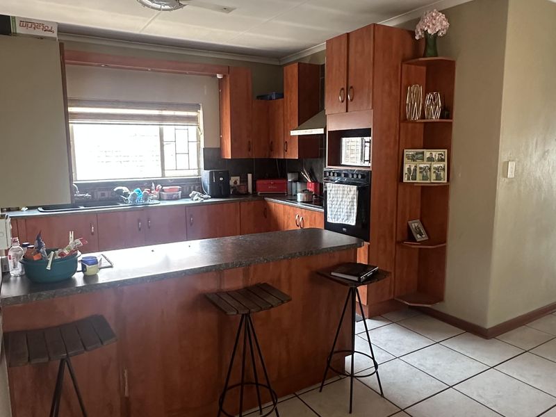 Spacious three (3) bedroom for sale - Photo 5