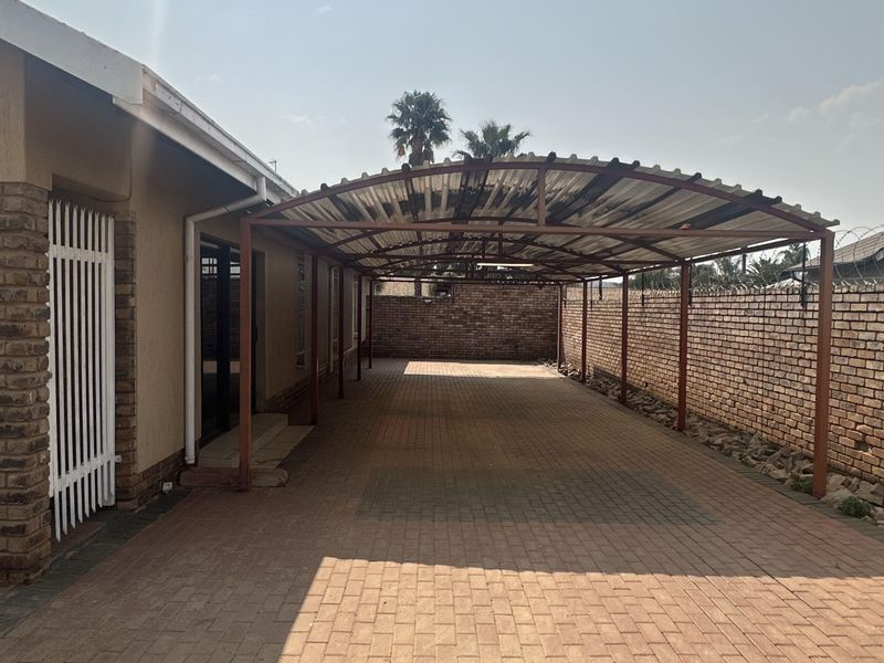 Spacious three (3) bedroom for sale - Photo 3