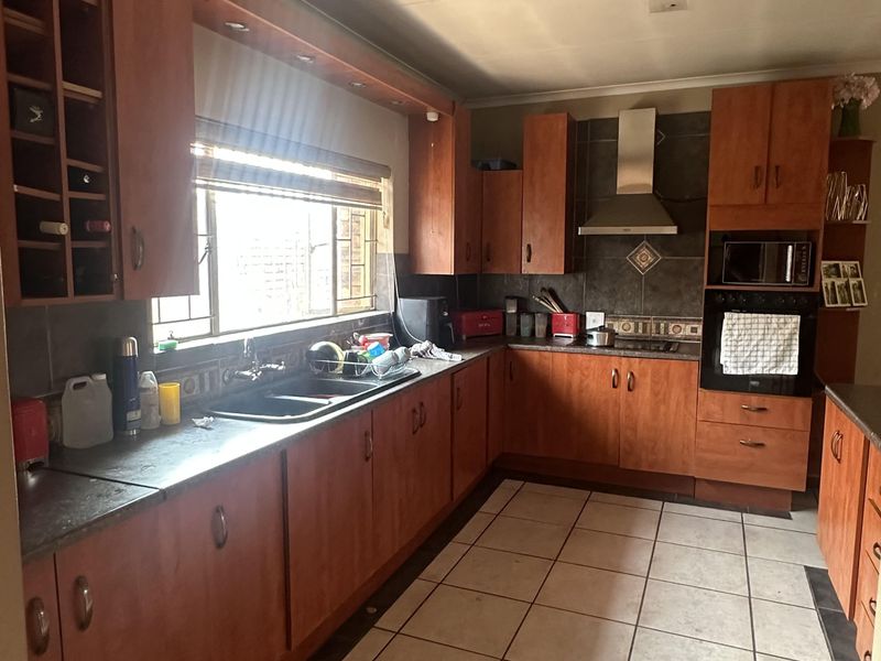 Spacious three (3) bedroom for sale - Photo 6