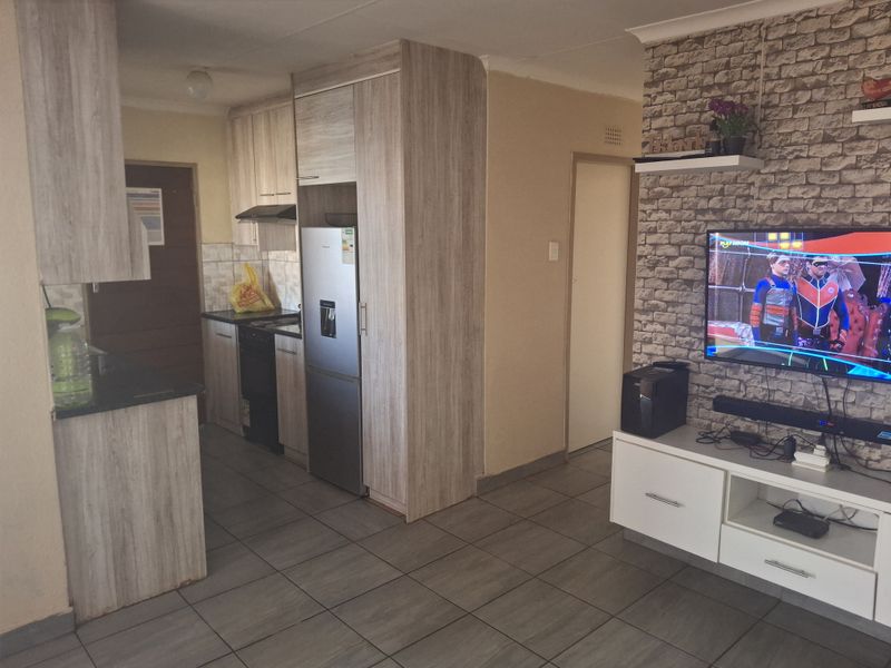 Spacious 3-Bedroom House for Sale in Sky City – Move In Today! - Photo 2