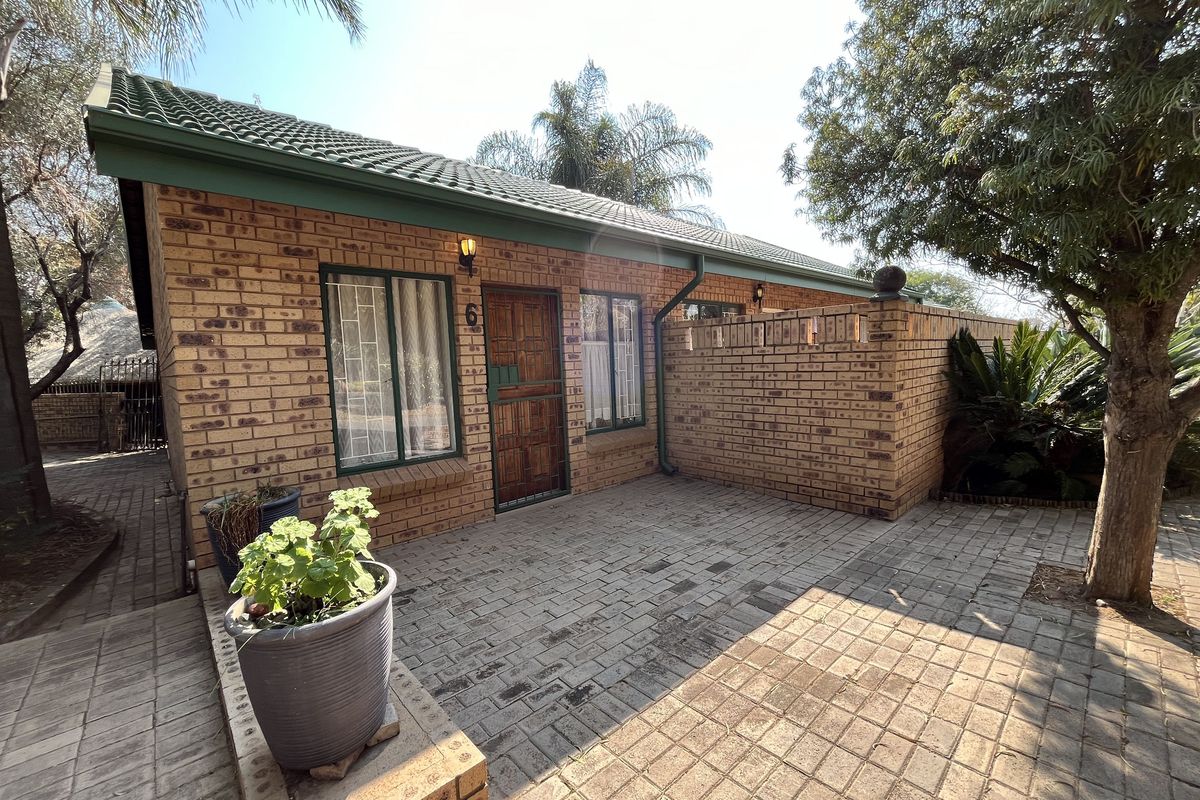 Spacious townhouse with big yard for sale in Bergsig, Bela Bela - Photo 2