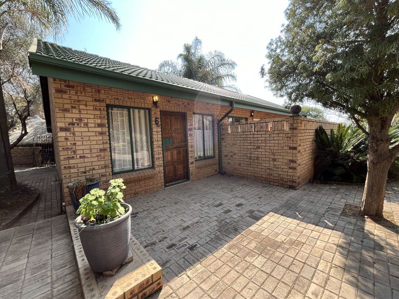 Spacious townhouse with big yard for sale in Bergsig, Bela Bela - Photo 2