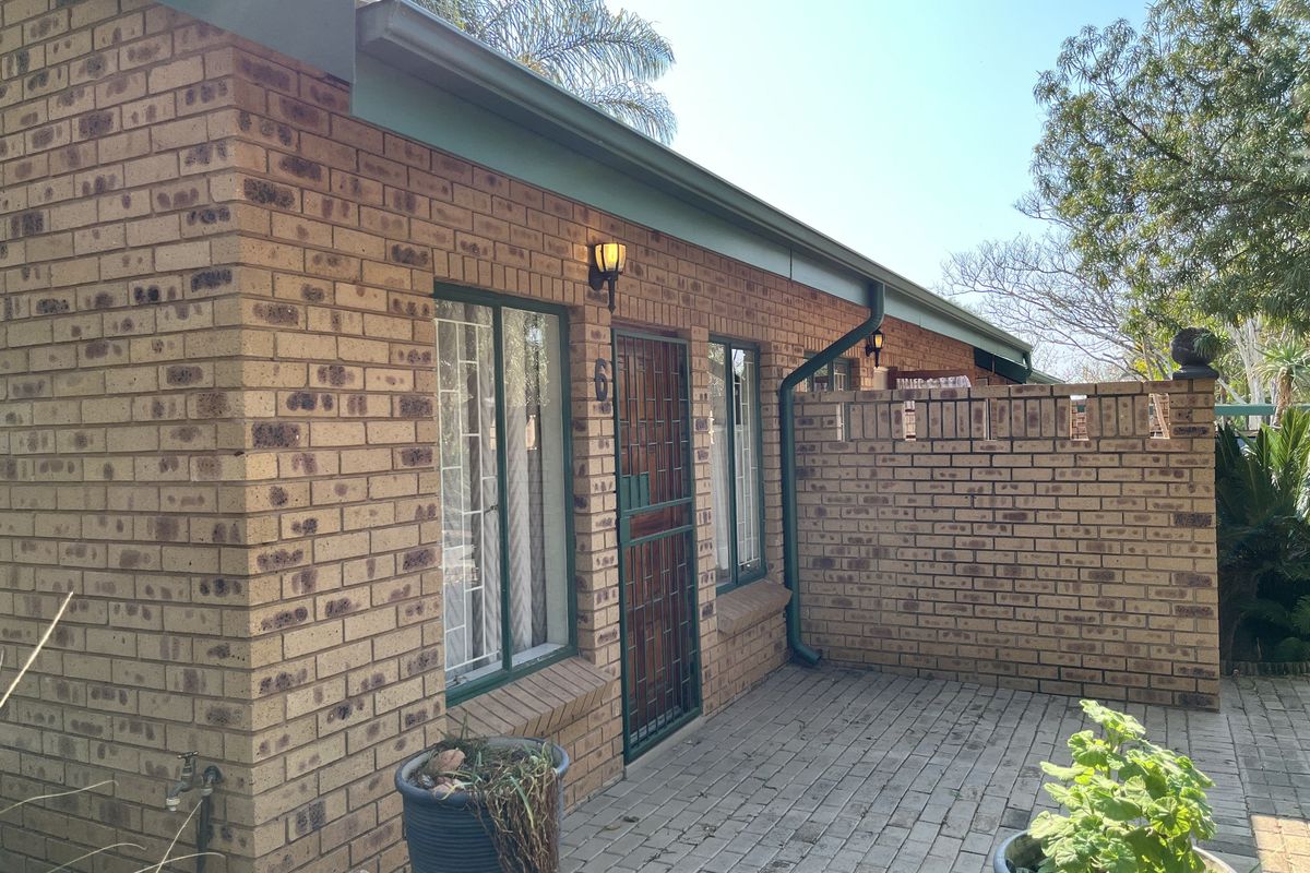 Spacious townhouse with big yard for sale in Bergsig, Bela Bela - Photo 3