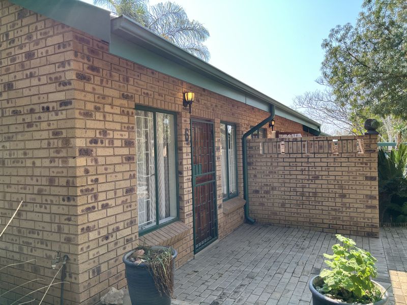 Spacious townhouse with big yard for sale in Bergsig, Bela Bela - Photo 3