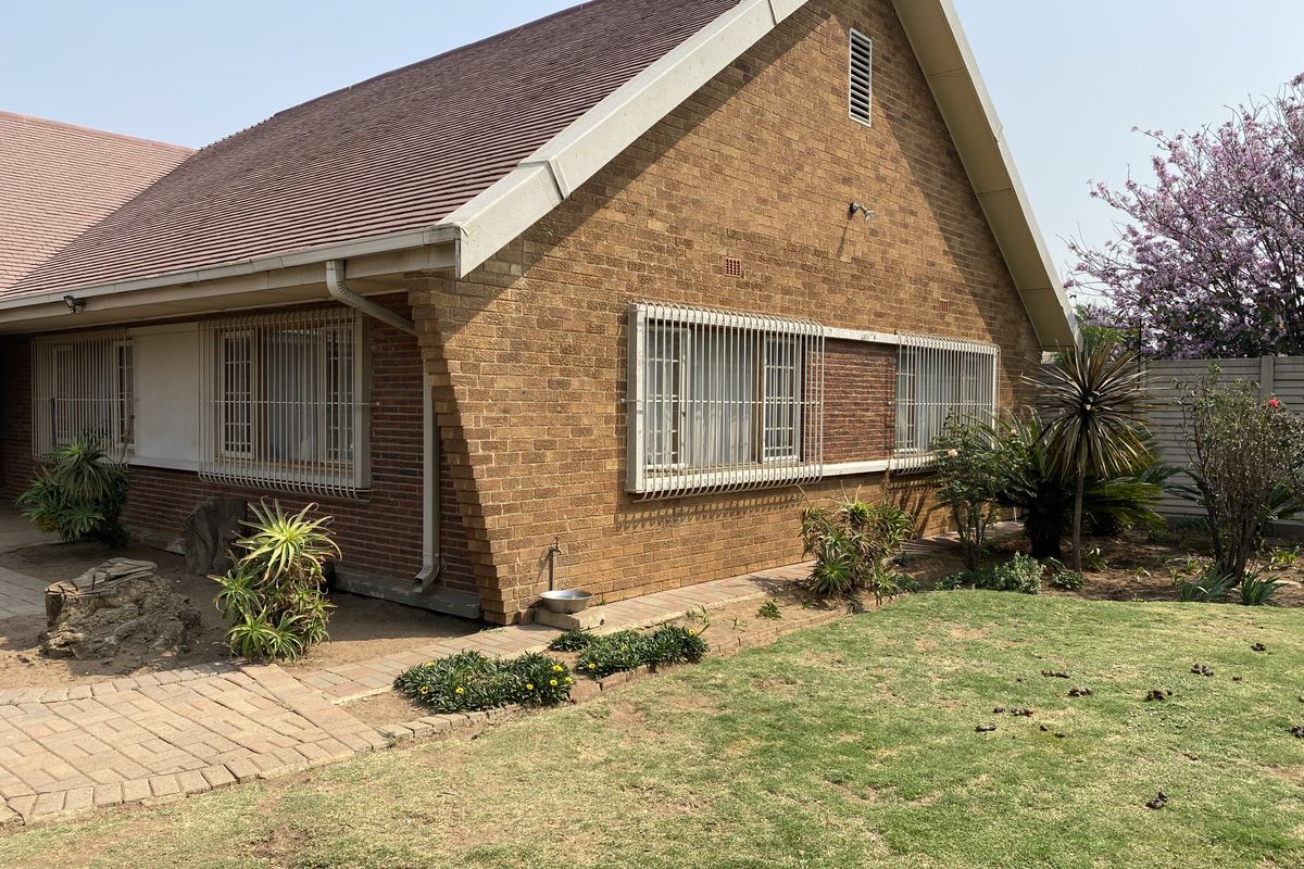 4 Bedroom House For Sale Parkdene - Photo 2