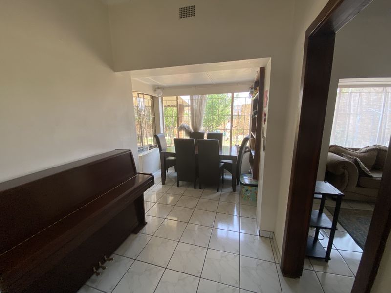 4 Bedroom House For Sale Parkdene - Photo 9